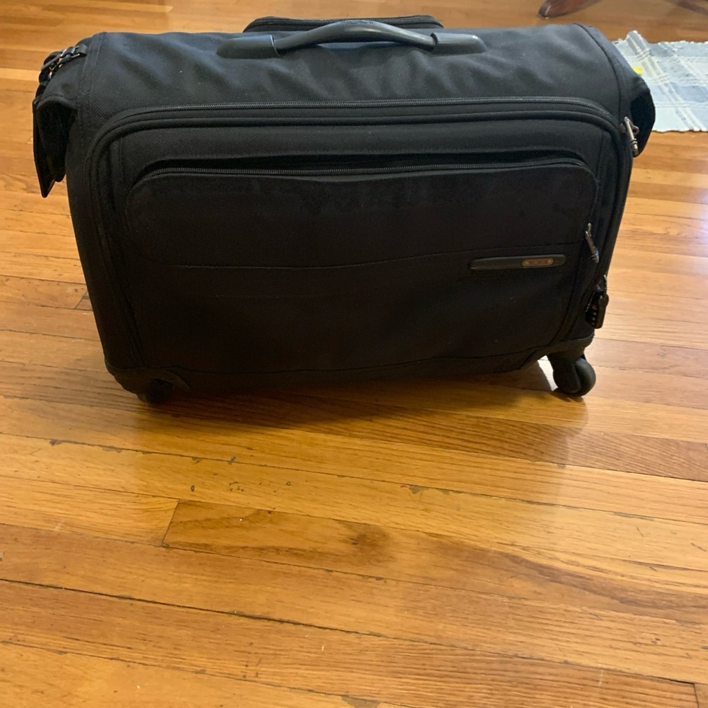 TUMI 22" GARMENT BAG 4 WHEEL CARRY-ON LUGGAGE BLACK pre-owned